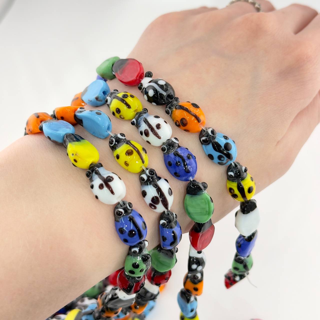 Бусины стеклянные форма божьи коровки размер 10*14мм