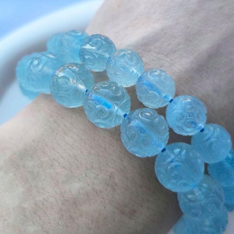Браслет из Аквамарина узорчатого диаметр бусин 10мм и 12мм длина изделия 19см
